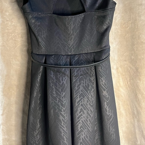 IZ BYER WOMEN’S BLACK PRINTED SCUBA KNIT SHORT SLEEVE DRESS - WITH BELT - Picture 10 of 14